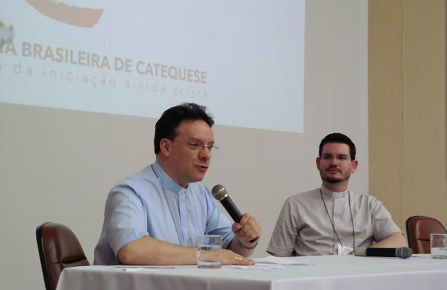 Dom Leomar Brustolin e Pe. Thiago Facin (à direita)